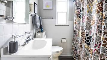 Een douche, een haardroger, handdoeken, shampoo