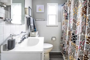 Suihku, hiustenkuivaaja, pyyhkeet