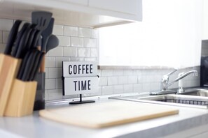 Kylskåp, mikrovågsugn, ugn och spishäll