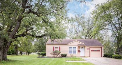 Entire Secluded House Close To CLE Airport & BWU