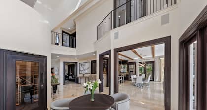 Villa Tropical, Waterfront location off Las Olas in Seven Isles