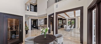 Villa Tropical, Waterfront location off Las Olas in Seven Isles