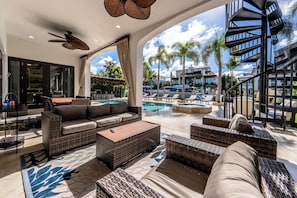 Outdoor dining - Villa Tropical,  Waterfront location off Las Olas in Seven Isles  (Fort Lauderdale)