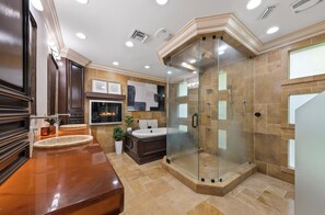 Combined shower/tub, hair dryer, towels, soap - Villa Tropical,  Waterfront location off Las Olas in Seven Isles  (Fort Lauderdale)