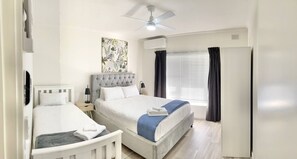 2 Schlafzimmer, Schreibtisch, Bügeleisen/Bügelbrett, Reisekinderbett