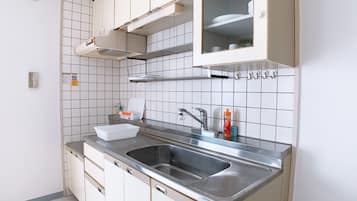 Family Room, Non Smoking (502) | Private kitchen | Fridge, microwave, stovetop, electric kettle