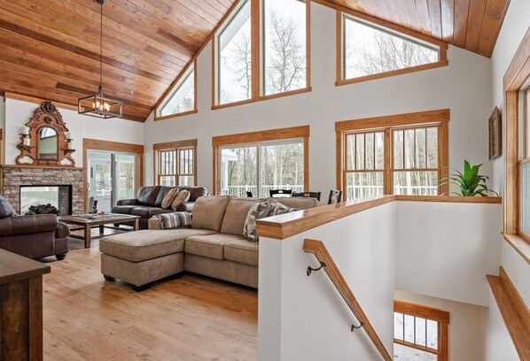 Télévision, cheminée, lecteur de DVD, baby-foot