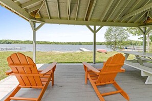 Outdoor dining - Large Cabin w. Hiking Trail & Private Lake Access (Pullman)