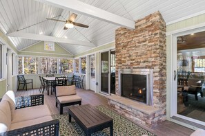 Interior - Large Cabin w. Hiking Trail & Private Lake Access (Pullman)