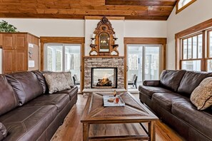 TV, fireplace, DVD player, foosball - Large Cabin w. Hiking Trail & Private Lake Access (Pullman)