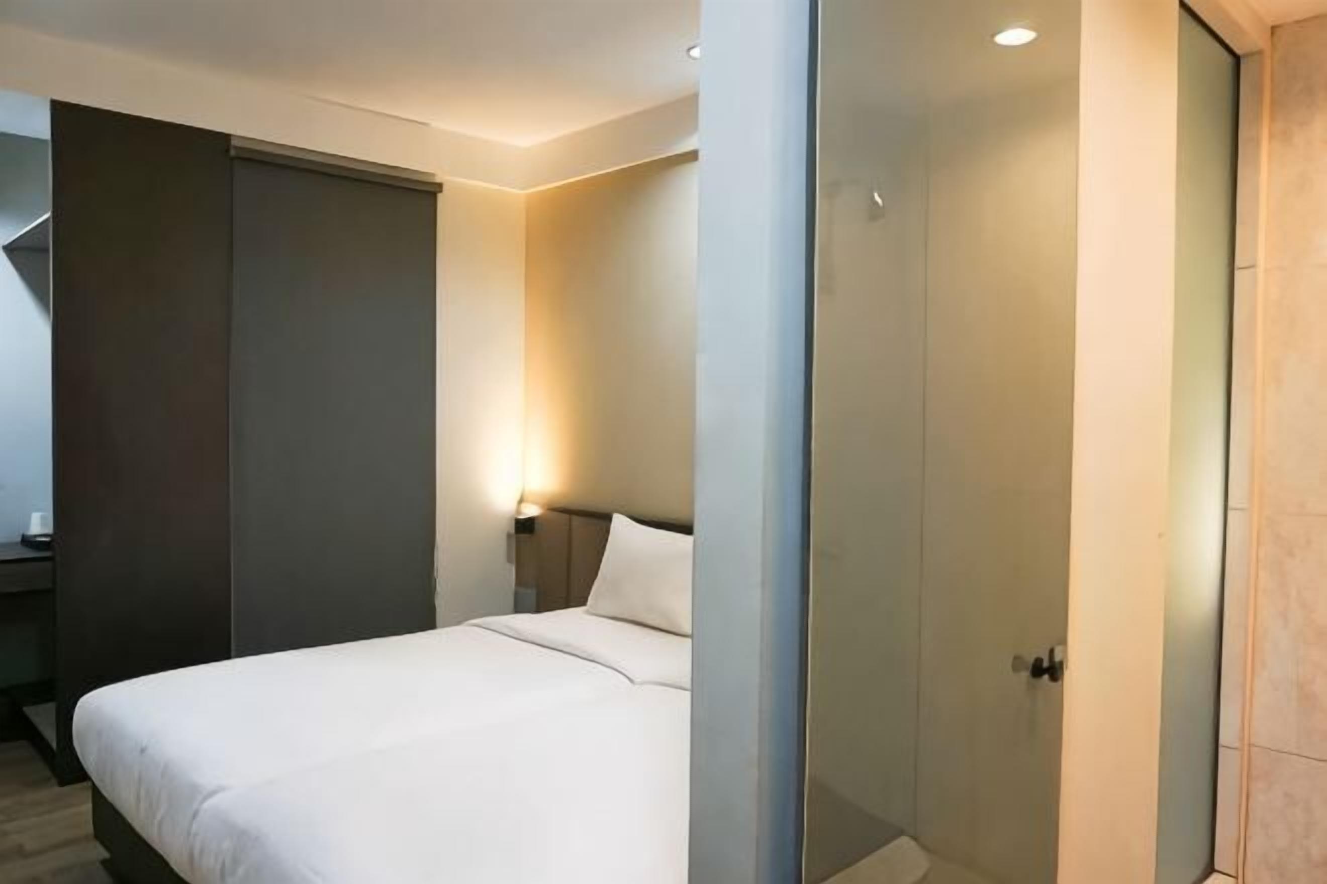 Desk, free WiFi, bed sheets