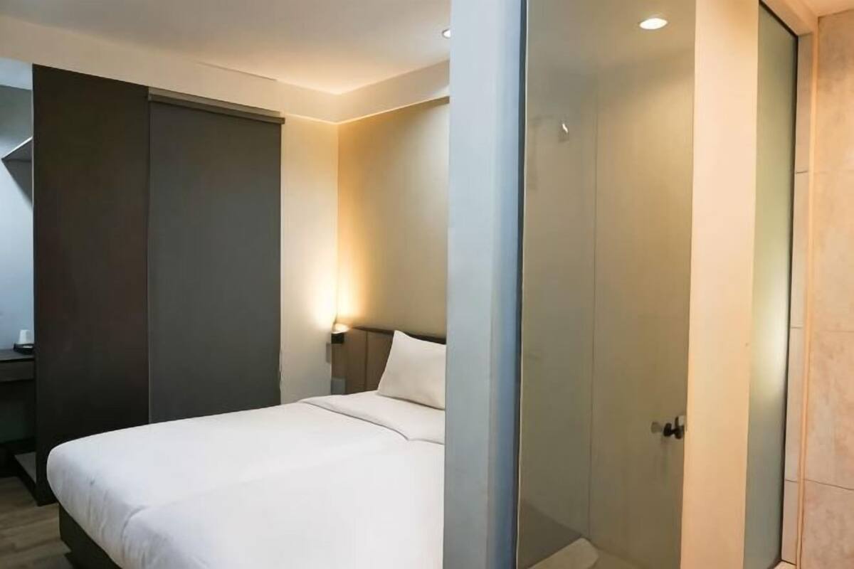 Desk, free WiFi, bed sheets