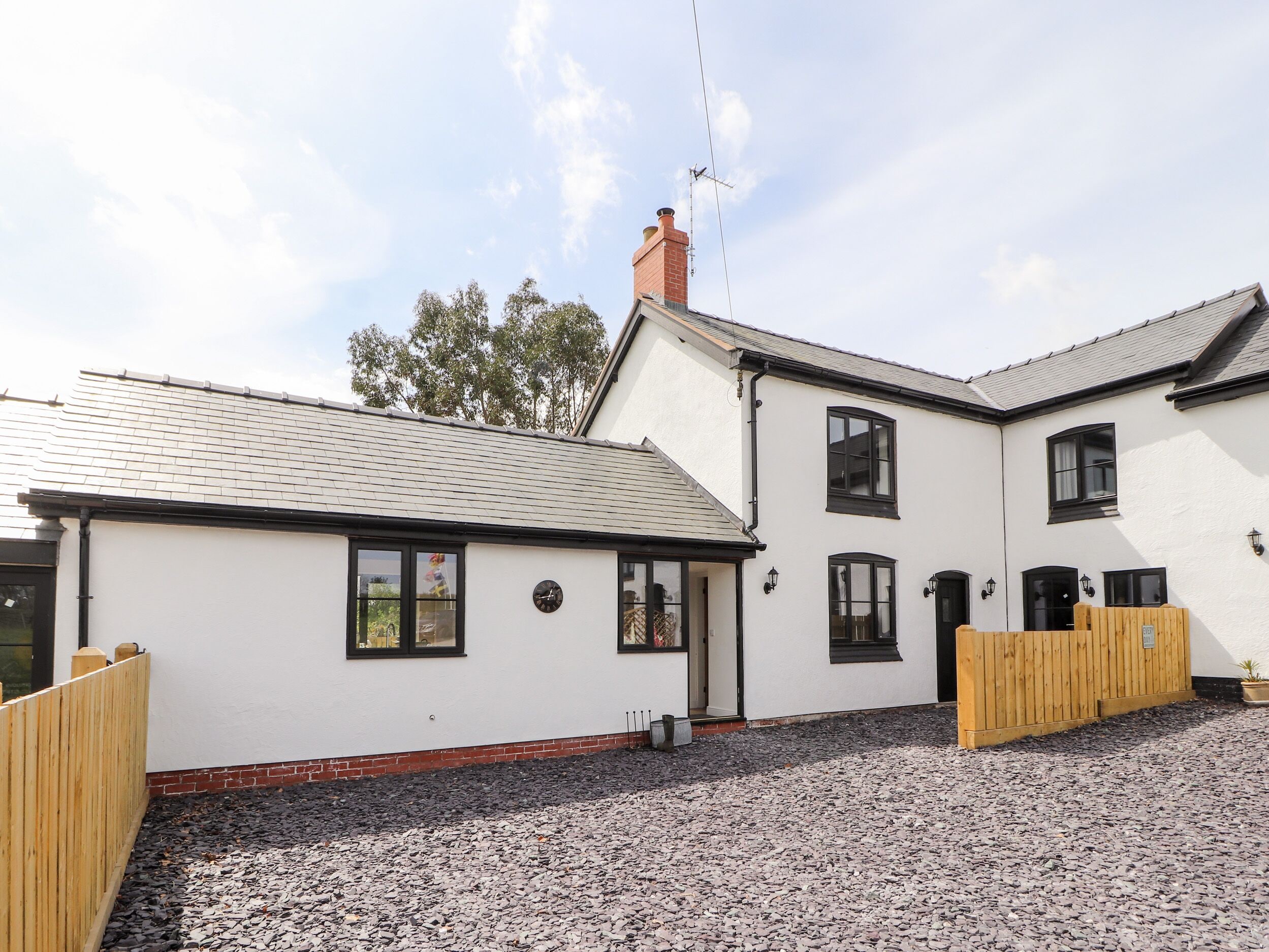 COLOMENDY ALPACA FARM - FARM HOUSE, family friendly in Northop Hall