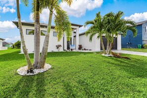 Exterior - HOT HOT HOT! -Beautiful spacious home on a salt water canal - Villa Spicy - Roelens Vacations (Cape Coral)