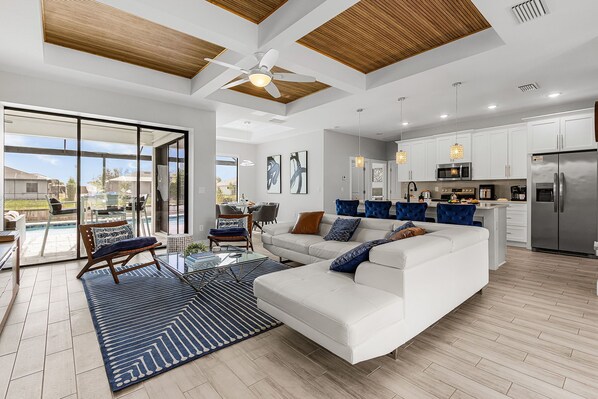 TV - HOT HOT HOT! -Beautiful spacious home on a salt water canal - Villa Spicy - Roelens Vacations (Cape Coral)