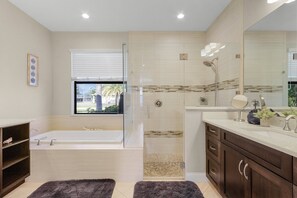 Bathtub, towels - Kayaks, Custom Outdoor Kitchen, Pool - Call it Home! - Casa Cabana - Roelens Vacations (Cape Coral)