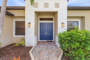Exterior detail - Kayaks, Custom Outdoor Kitchen, Pool - Call it Home! - Casa Cabana - Roelens Vacations (Cape Coral)