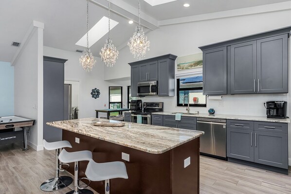 Réfrigérateur, micro-ondes, four, plaque de cuisson