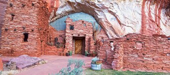 Modern/Luxury Townhouse- HOT TUB - Sleep up to 8!