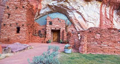 Modern/Luxury Townhouse- HOT TUB - Sleep up to 8!