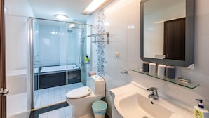 Quarto luxo | Banheiro | Secador de cabelo, toalhas de banho