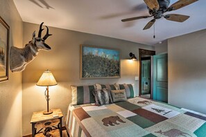 3 bedrooms, desk, iron/ironing board, travel crib - Cozy Custer Cottage: Family-Friendly, SD Charm, Bar, Deck & Walk to Dining (Custer)