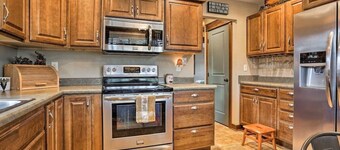Cozy Custer Cottage w Deck: Walk to Shops & Food!