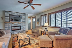 TV connectée, cheminée, livres