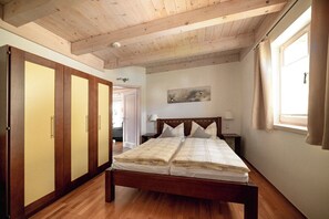 2 bedrooms, internet, bed sheets