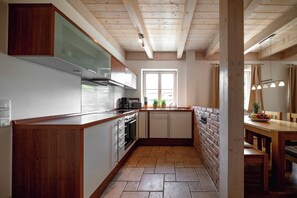 Fridge, oven, stovetop, dishwasher