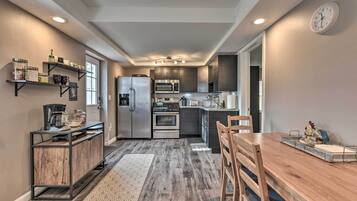 Réfrigérateur, four à micro-ondes, surface de cuisson, cafetière-théière