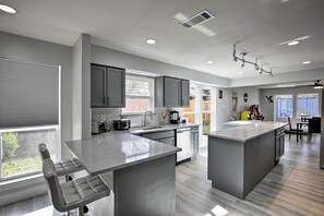 Fridge, microwave, stovetop, dishwasher - 17 Mi to Dallas: Richardson Home w/ Hot Tub (Richardson)