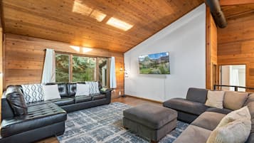 Een smart-tv en tafelvoetbal