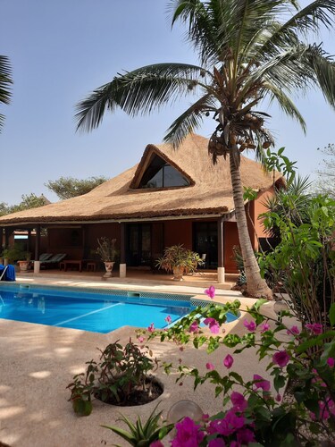 Very pretty villa, exotic garden, swimming pool, quiet residence, close to the ocean.