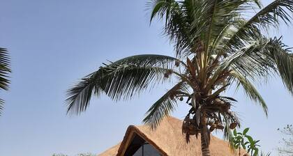 Very pretty villa, exotic garden, swimming pool, quiet residence, close to the ocean.