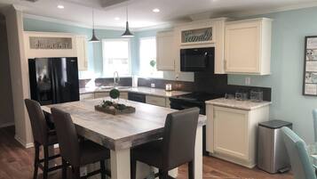 Een koelkast, een magnetron, een oven, een kookplaat