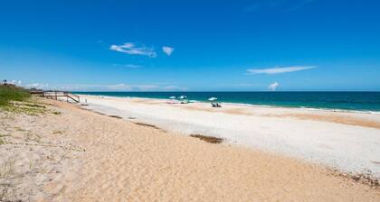 Private Garden, Hot Tub, Fire Pit, Walk to Beach, Minutes to Historic Downtown, $300 in Free Tickets