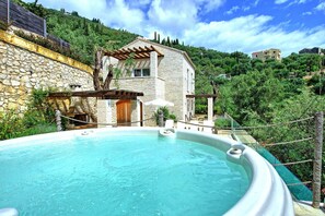 Et oppvarmet basseng