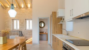Een moderne keuken met houten kastjes, een inbouwoven en een groot schiereiland met een spoelbak.
