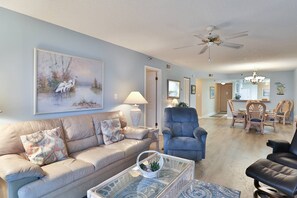 TV - Outstanding Direct Beachfront Location. Heated Pool. Excellent Sunset Views! (Madeira Beach)