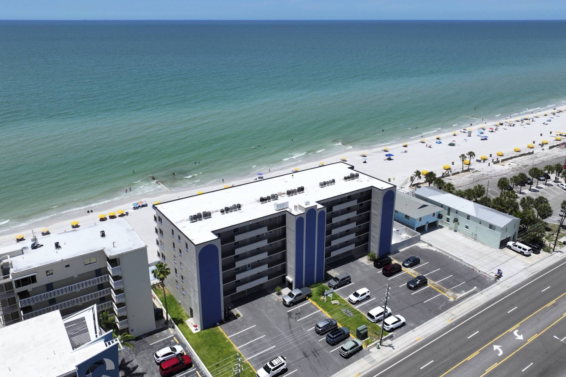 Un edificio a più piani con parcheggio e vista sul mare.