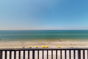 En la playa, toallas de playa, paseos en botes de motor y pesca 