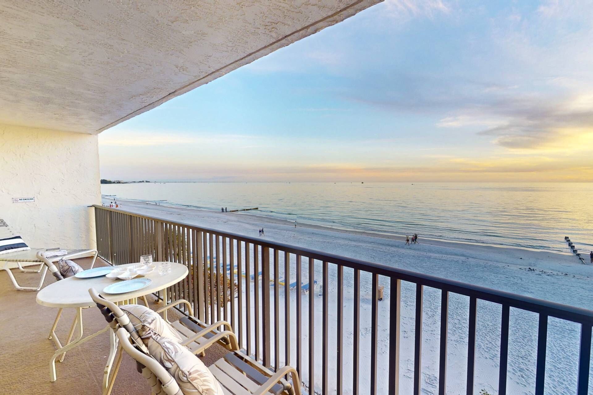 Direct Beachfront. Heated Pool. Close to Activities and Restaurants. Classic Florida Vacation!