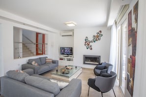 TV, lareira, aparelho de som
