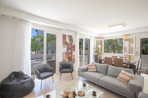 Tv, eldstad och en stereo