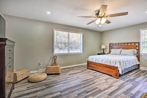 4 habitaciones, tabla de planchar con plancha, internet y ropa de cama 