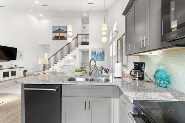 Réfrigérateur, four à micro-ondes, un four, surface de cuisson