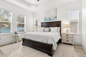 4 makuuhuonetta, silitysrauta/-lauta, vauvan matkasänky, Wi-Fi