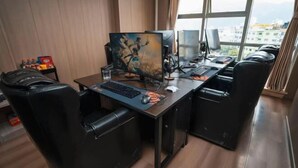 Ein modernes Büro mit zwei Schreibtischen, ergonomischen Stühlen und großen Fenstern mit Blick auf die Stadt.