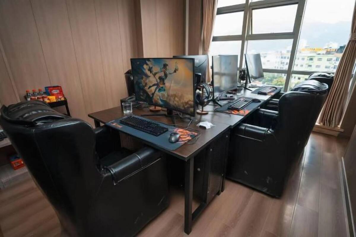 Een modern kantoor met twee bureaus, ergonomische stoelen en grote ramen met uitzicht over de stad.